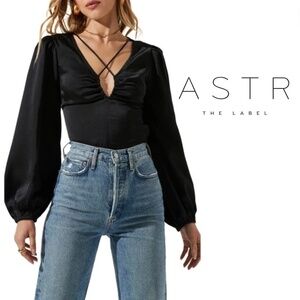 ASTR the Label Keyhole Cutout Top In Black - Size M